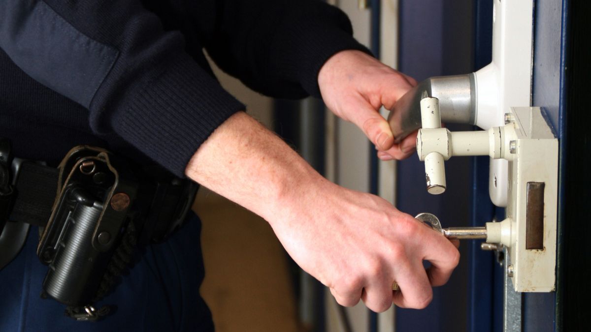 Veroordeelde moordenaar zou gevangenismedewerkster urenlang hebben gegijzeld en verwond