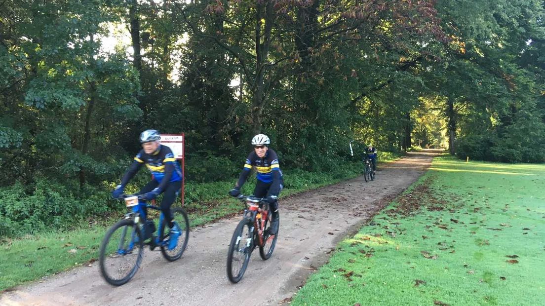 De organisatie noemt het de Strade Bianche van de Achterhoek. Een wielerwedstrijd die voor een groot deel over onverharde wegen gaat. Vandaag wordt de eerste editie verreden. De koers staat in het teken van de overleden wielrenner Gijs Verdick uit Laren.