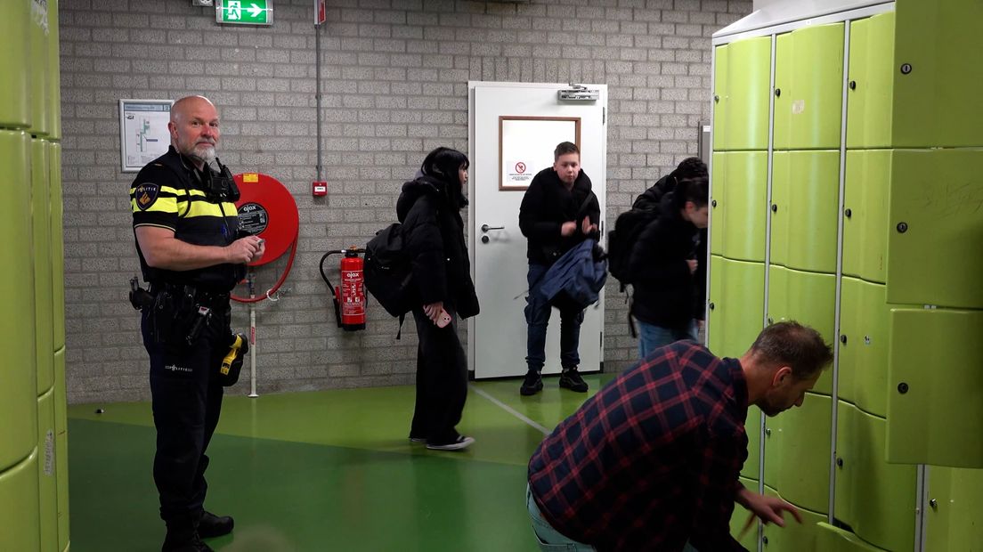 Op een middelbare school in Zwolle gaan zo'n 700 kluisjes open.