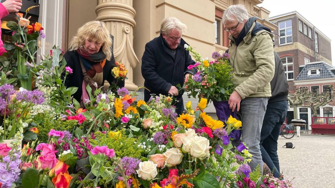 Alina Kiers, Frank den Hollander en Peter de Haan zoeken bloemen uit