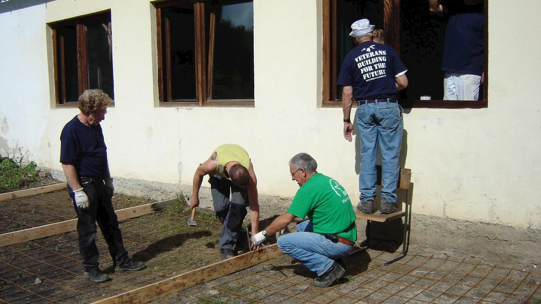 De veteranen aan het werk in Bosnië.