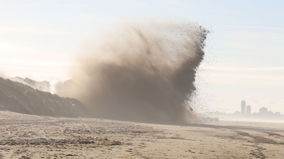 Gevonden bommen worden op het strand tot ontploffing gebracht