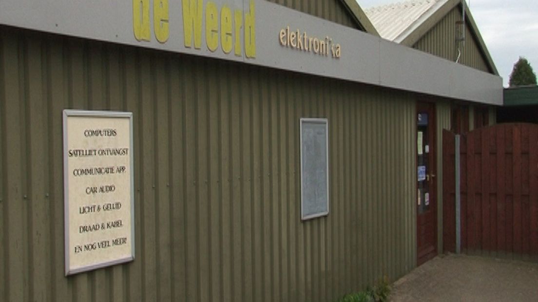 Fans van een elektronicawinkel in Emst hebben dinsdag ruim 2200 handtekeningen aangeboden bij de gemeente Epe.