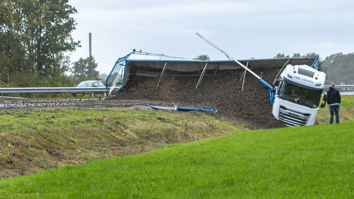 Vrachtwagen met aardappelen op zijn kant op de N381 bij Oosterwolde