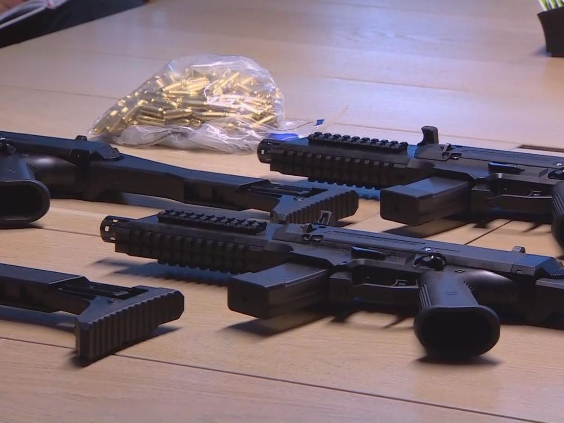 De buitgemaakte semi-automatische wapens en kogels