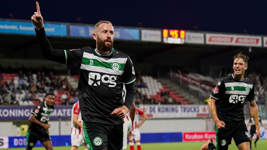 Kevin van Veen viert de openingstreffer tegen TOP Oss