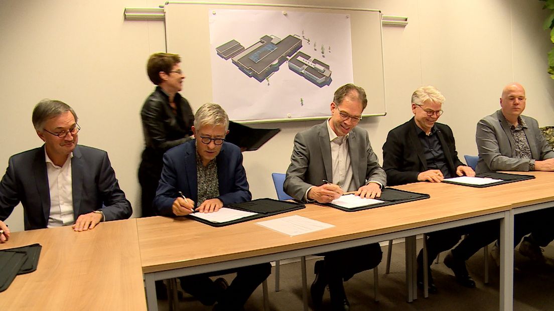 De ondertekening van het definitieve ontwerp voor de brede school in Tholen was voor alle partijen ene opluchting