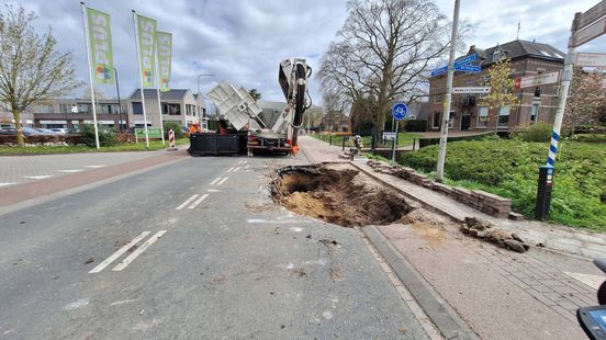 Enorm sinkhole op N830, weg blijft uren dicht