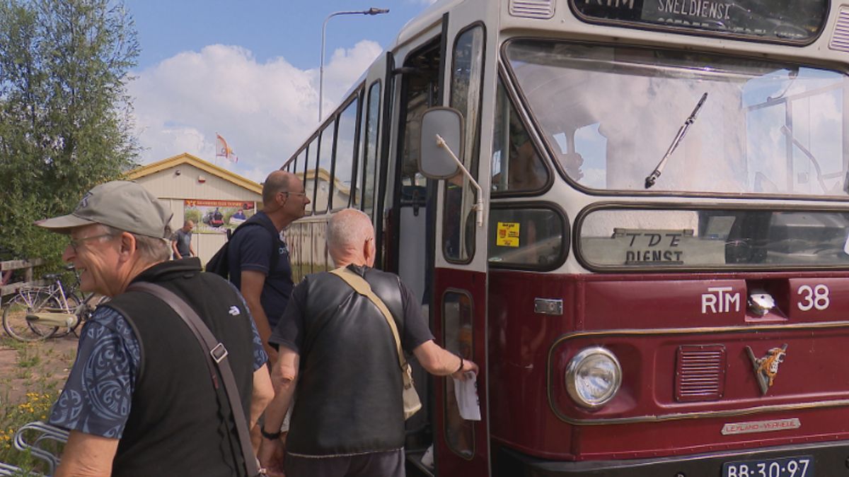 Nostalgische bus brengt museumbezoekers door de Bevelanden