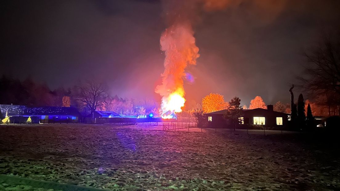 De brand woedt op camping De Rusthoeve in Putten.