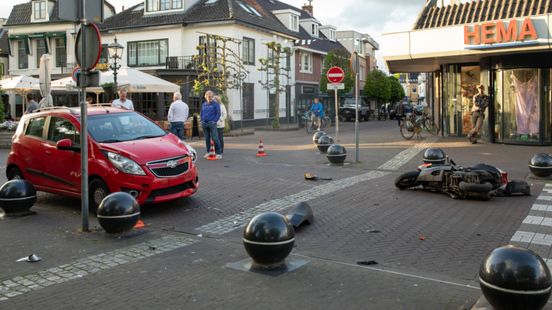 Drie loslopende paarden in Lexmond | Scooterrijder gewond na botsing in Baarn. Drie loslopende paarden in Lexmond | Scooterrijder gewond na botsing in Baarn.