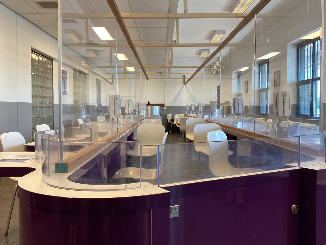 De bezoekzaal met plexiglas in PI Krimpen