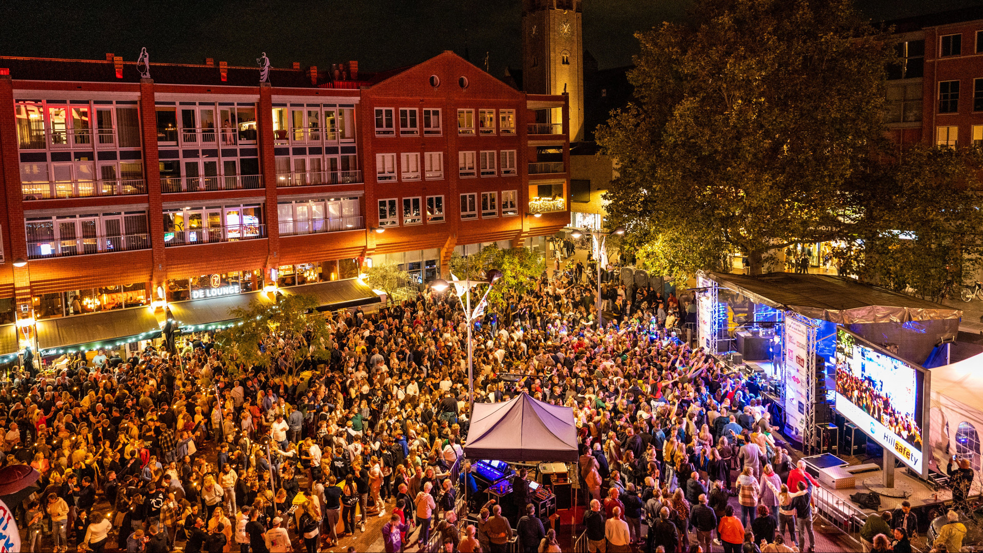 Het muziekfeest op de jaarmarkt in Alphen is goed voor zo'n 5000 bezoekers
