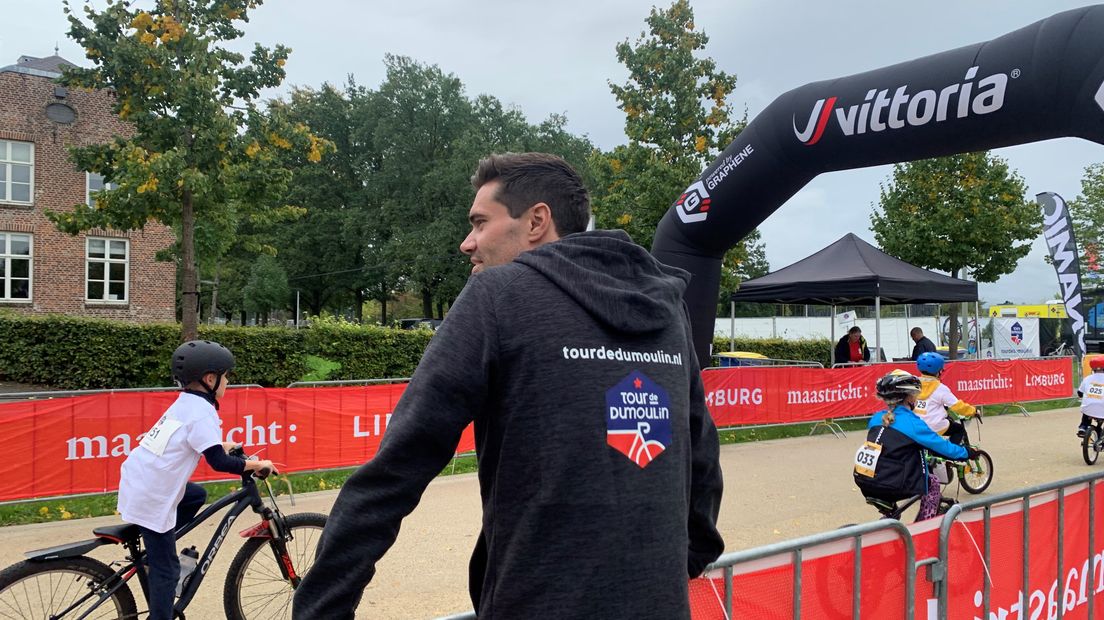 Tom Dumoulin geniet van de jeugdwedstrijd.