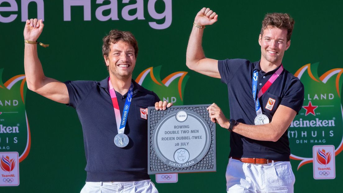 De zilveren tegel van Broenink (l) en Twellaar krijgt een plek op het Olympic Festival