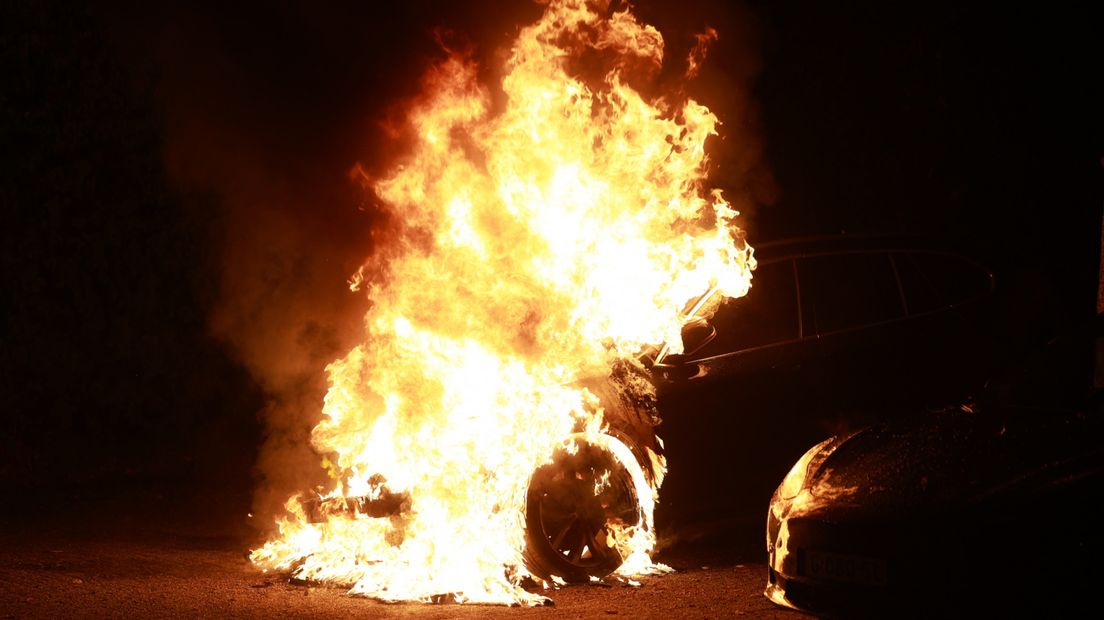 De voorkant van de auto ging in vlammen op
