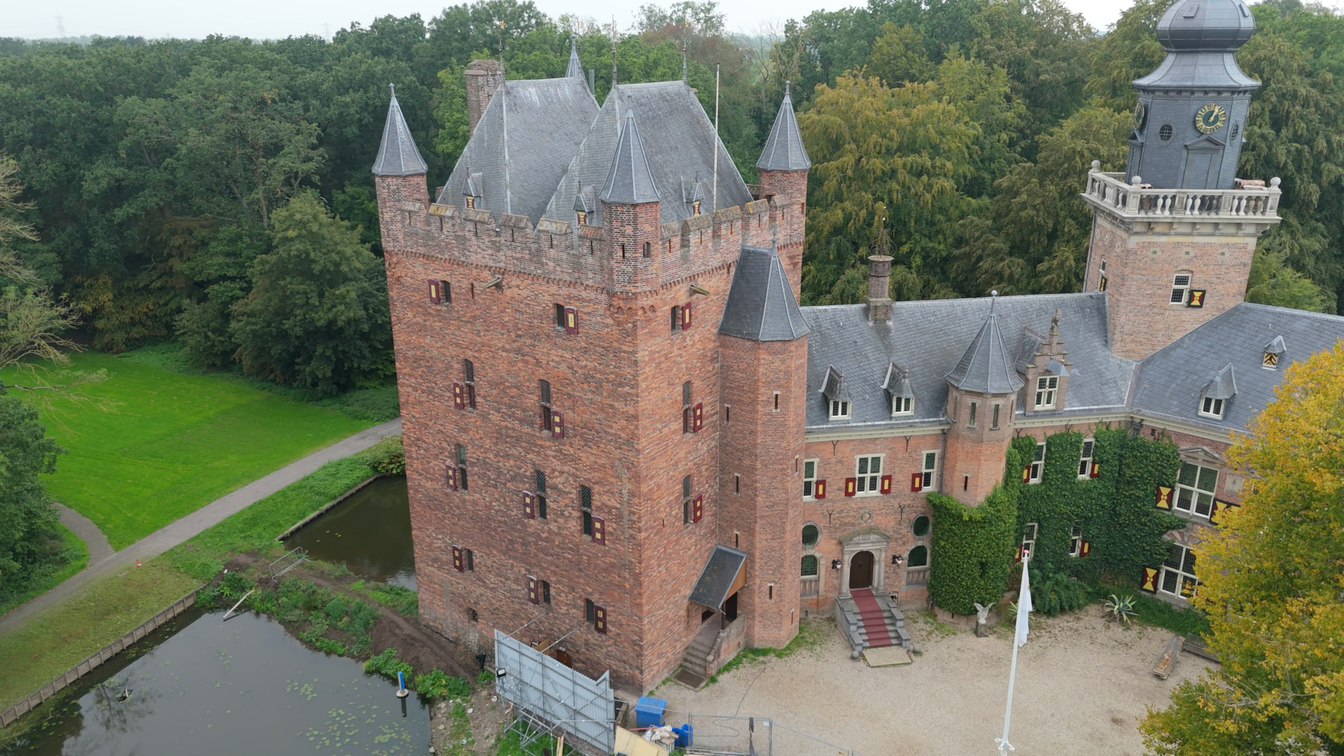 Ligt er nog Goudstikkerkunst verstopt in een dichtgemetselde kelder van kasteel Nijenrode?