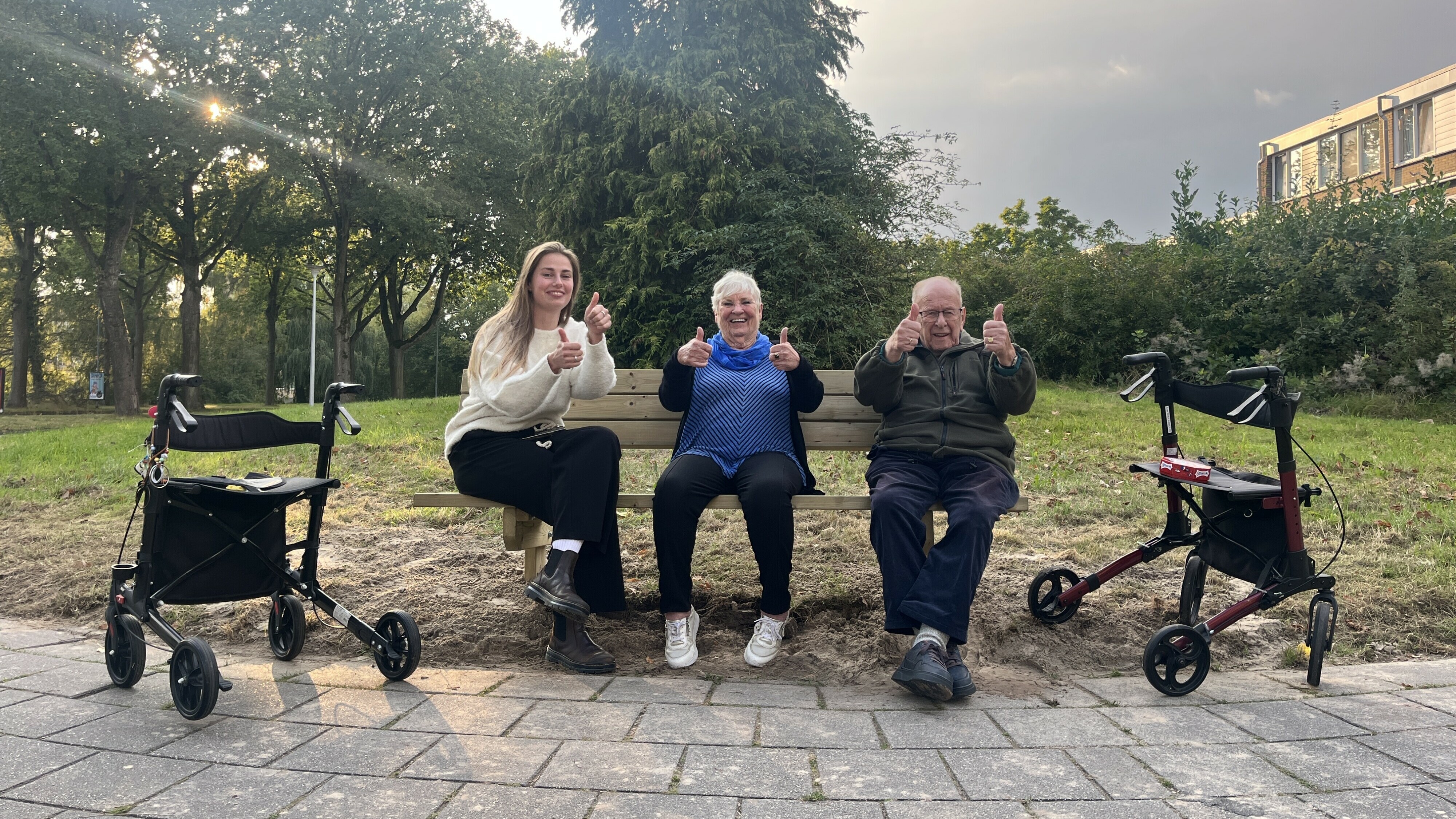 Bankje voor 'rotondeman' Sieb geplaatst: 'Zo mooi en eenvoudig om te doen'