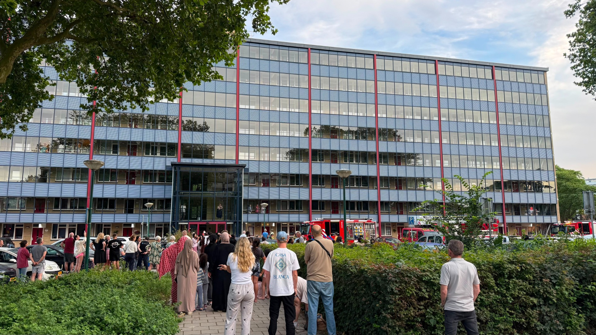 Brand in flat Bilthoven, bewoners naar buiten