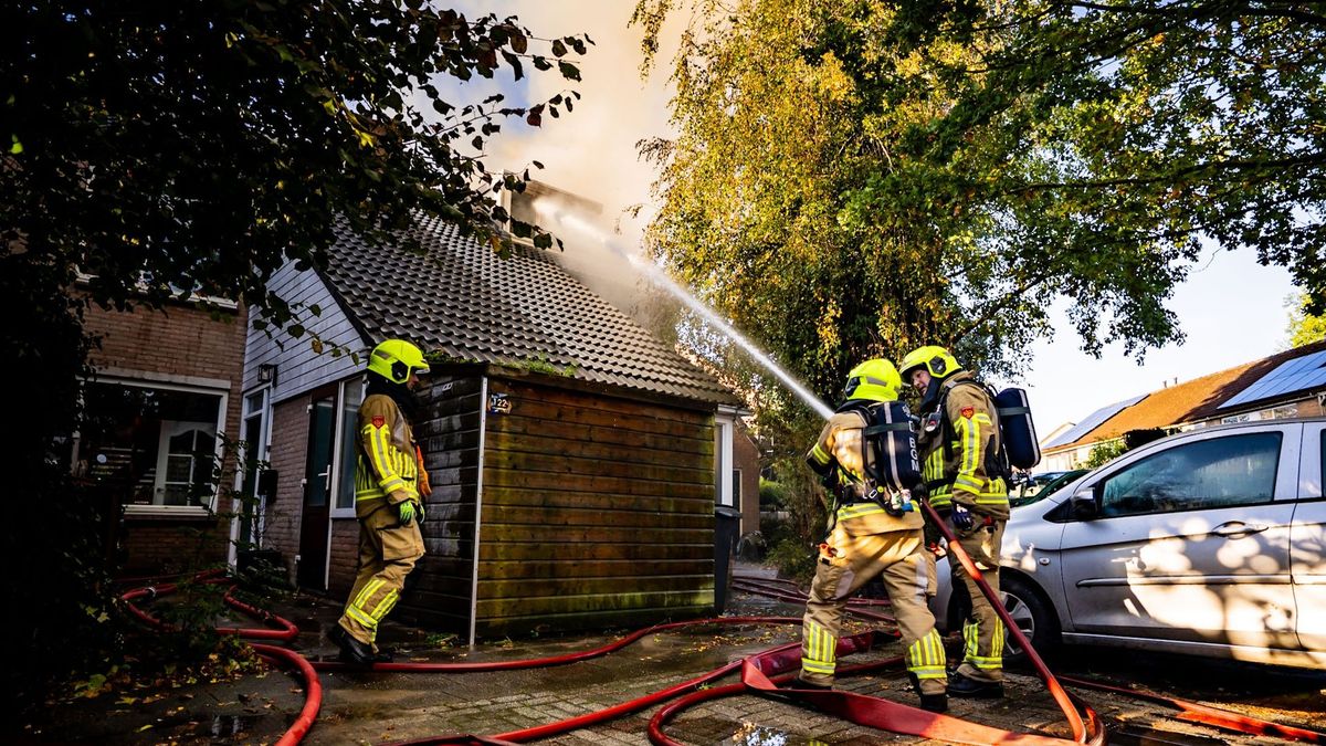 Meerdere woningen betrokken bij grote brand: NL-Alert verstuurd