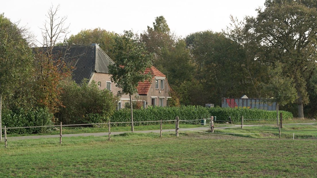 Achter deze boerderij hing een zwavelgeur (Rechten: Kim Stellingwerf/RTV Drenthe)