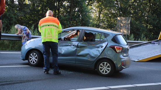 Aanrijding tussen vrachtwagen en auto op snelweg
