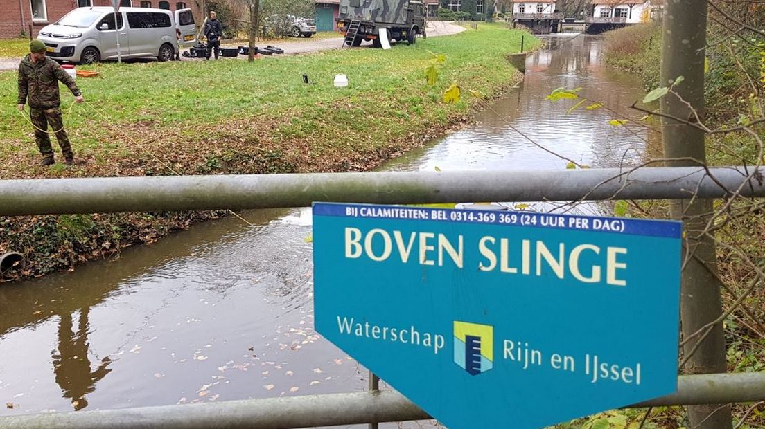 Politie, militairen en duikers zijn in Winterswijk op zoek naar het wapen waarmee eind oktober een man zwaar is toegetakeld. Het slachtoffer, een Winterswijker van 58, overleed een dag later aan zijn verwondingen.