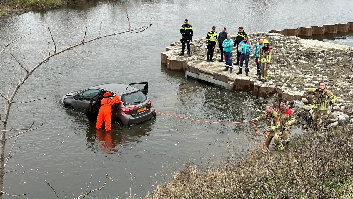 Auto te water in Ohé en Laak: bestuurder gered