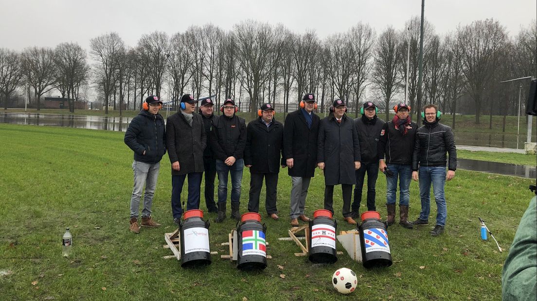 De burgemeesters van Staphorst, Pekela, Dantumadiel en Hoogeveen knalden met carbid