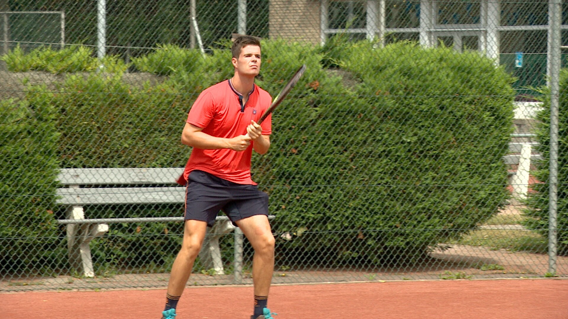 Daniel de Jonge stunt en knokt zich naar finale NK Tennis