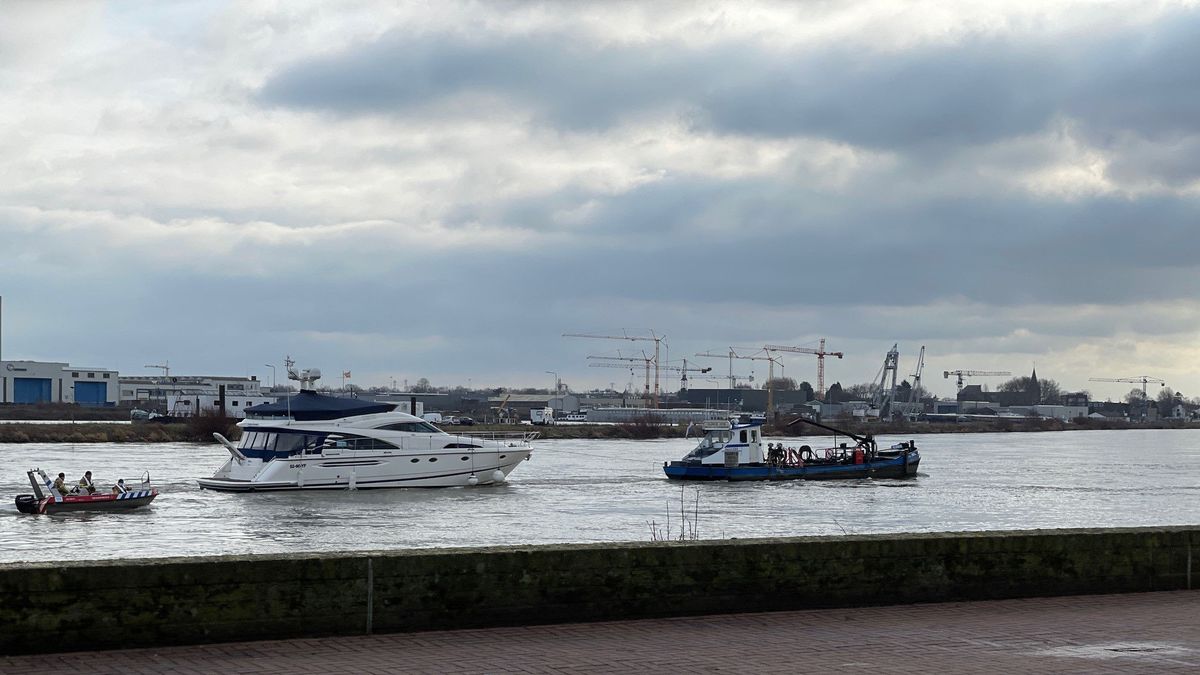 Stuurloos plezierjacht veilig naar haven Wessem gesleept