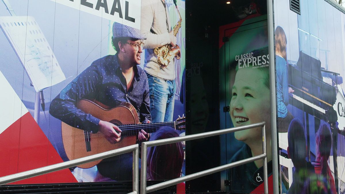 Rijdende concertzaal laat kinderen in Almelo kennismaken met klassieke muziek