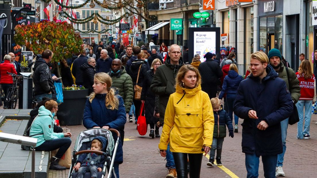 In Gouda gaan de mensen snel nog even de straat op voor de laatste kerstinkopen