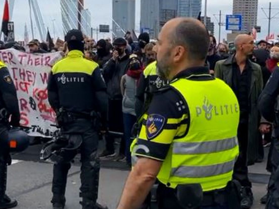 Politie houdt groep demonstranten tegen op Erasmusbrug