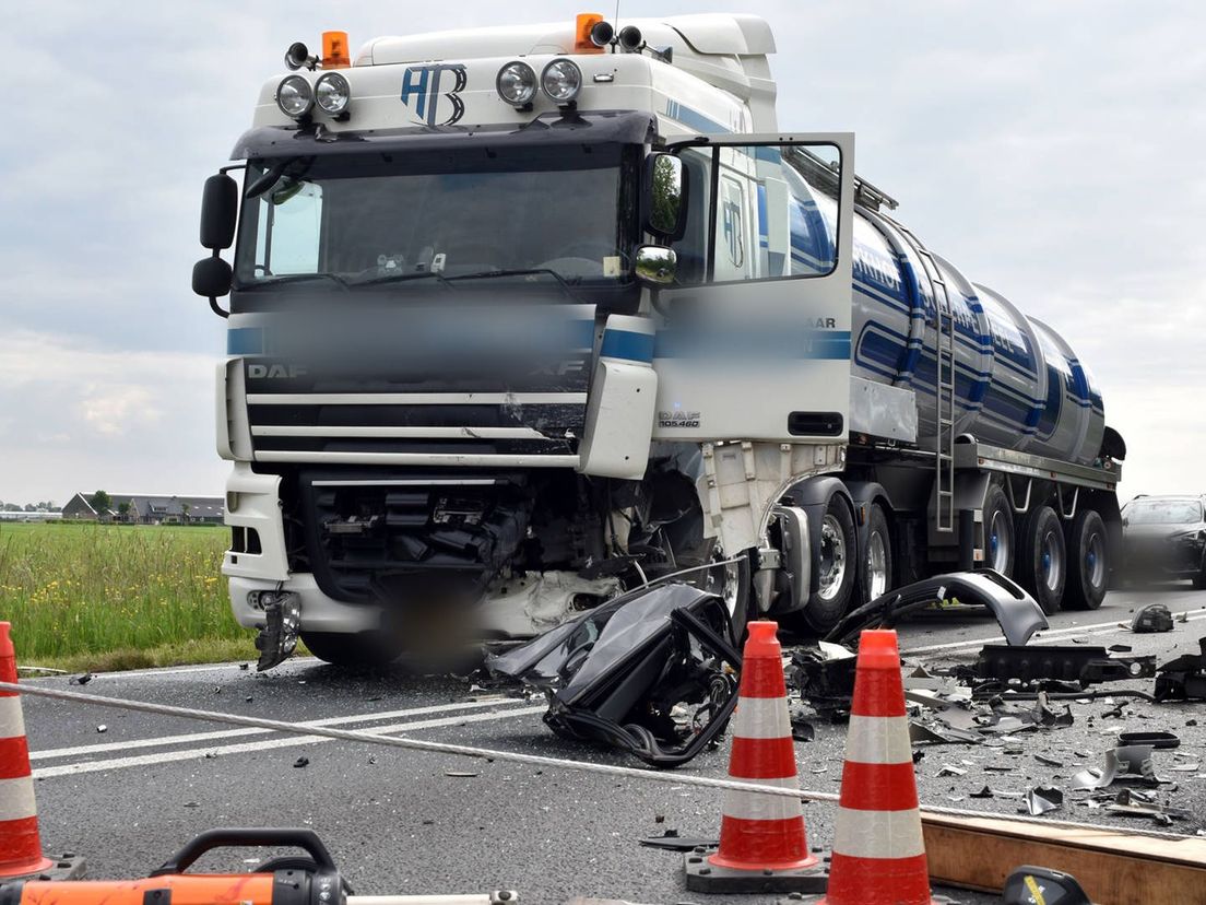 De personenauto kwam frontaal in botsing met een vrachtwagen.