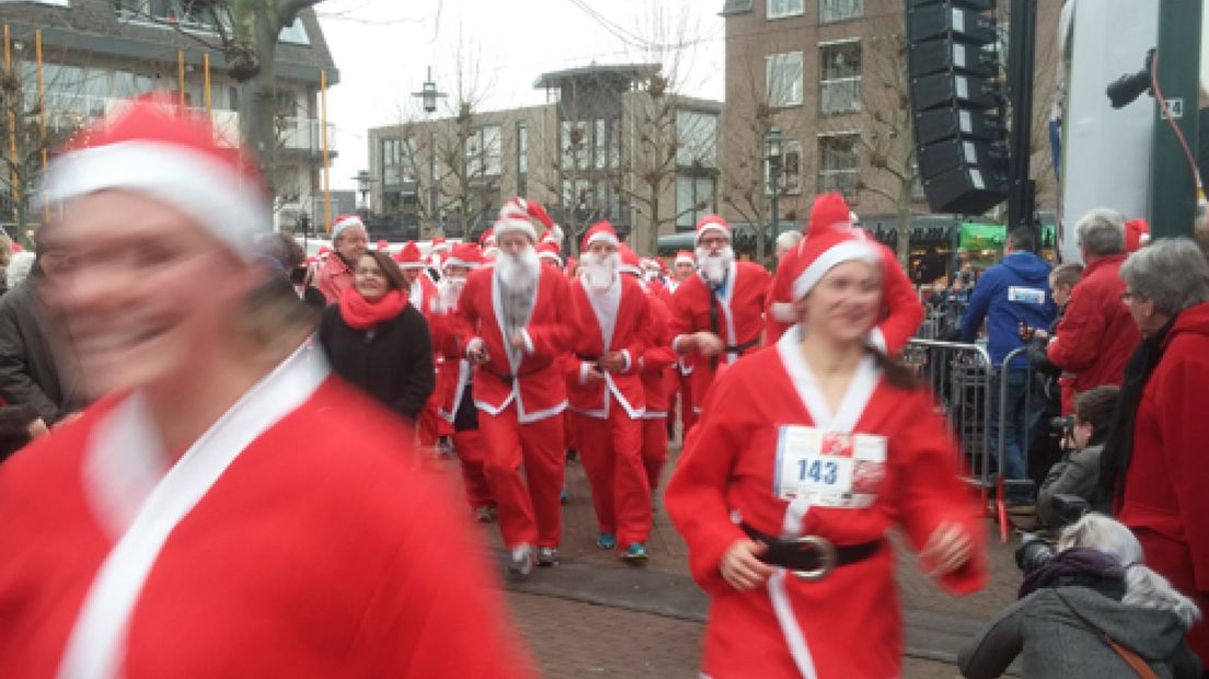 Zo'n 240 kerstmannen overspoelden zondagmiddag het centrum van Beuningen.