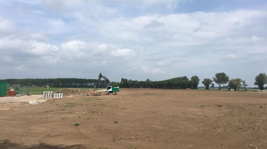 De parkeerplaats voor vrachtwagens die langs de A12 bij Duiven wordt gebouwd, moet straks een veilige overnachtingsplek zijn voor chauffeurs. Op de truckparking is plek voor 230 vrachtwagens.