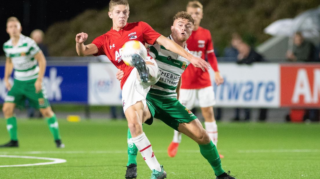 Julius Bliek maakte in het groene uittenue van Go Ahead Eagles zijn competitiedebuut tegen Jong AZ