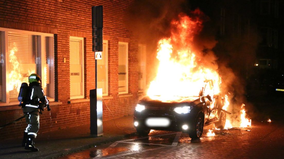 De brandweer bluste de brandende auto op de Lunterenstraat in Den Haag I