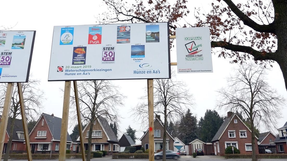Ook met een kleine poster werd er gewoon voor de dorpsraden gestemd (Rechten: RTV Drenthe)