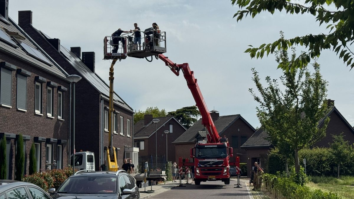 Brandweer redt mannen uit geblokkeerde hoogwerker