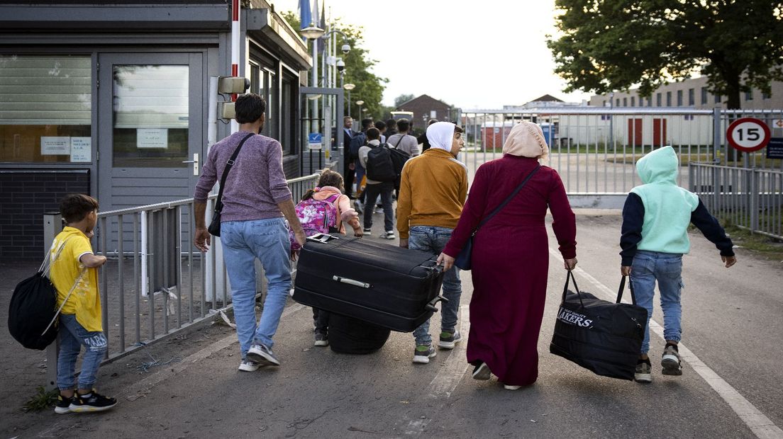 Vluchtelingen komen aan in Ter Apel, Groningen