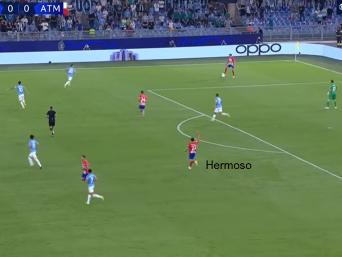 Mario Hermoso stapt het middenveld in tijdens de opbouw.