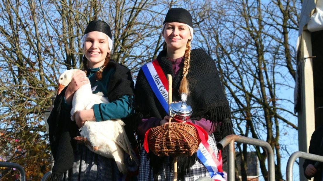 Julia Hamelink (links) en de winnares van vorig jaar, Fiore Gielen (Rechten: Van Oost Media)