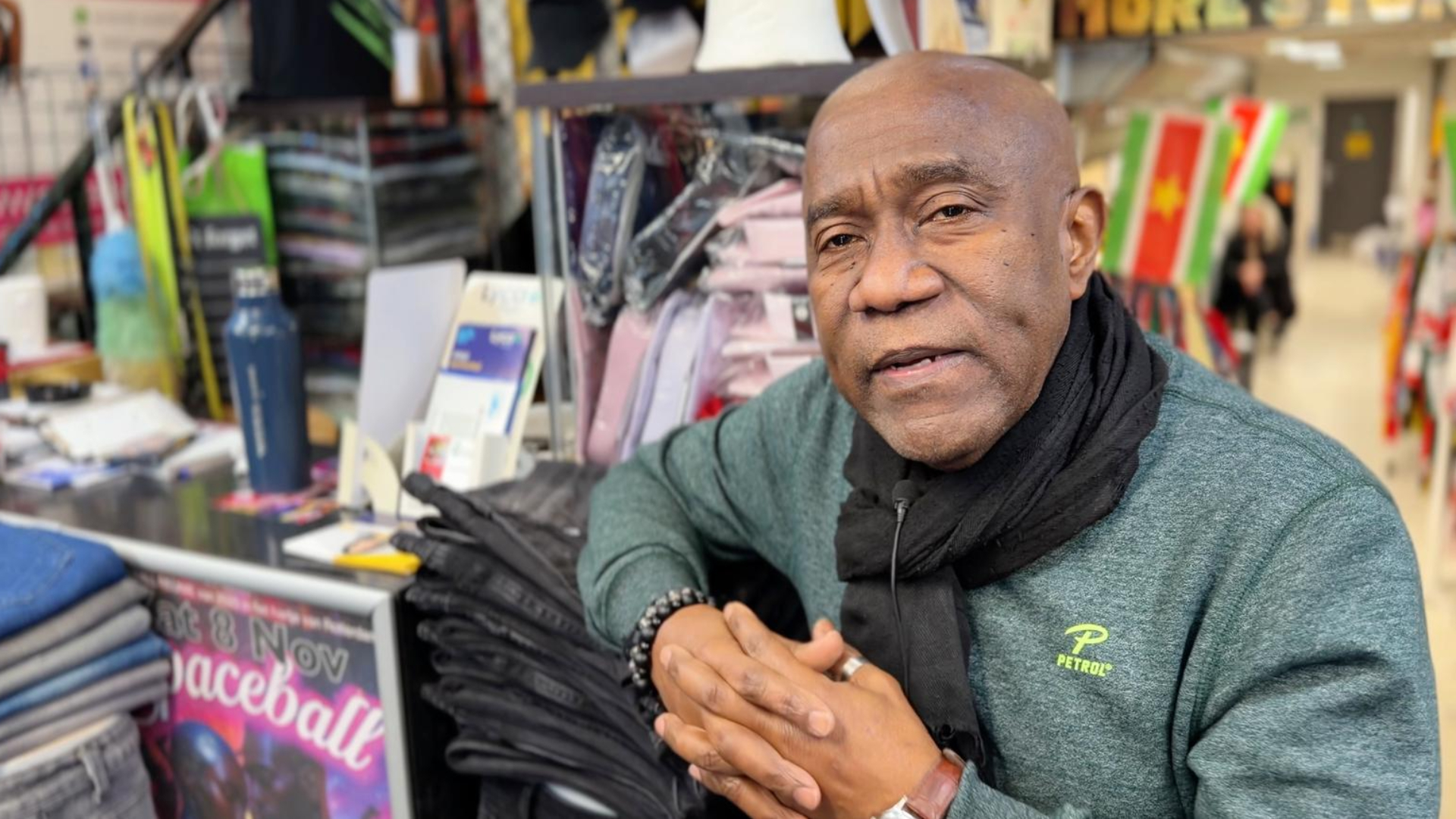 Ronny Kenneth Zwakke (66) is al 42 jaar ondernemer aan de Kruiskade.