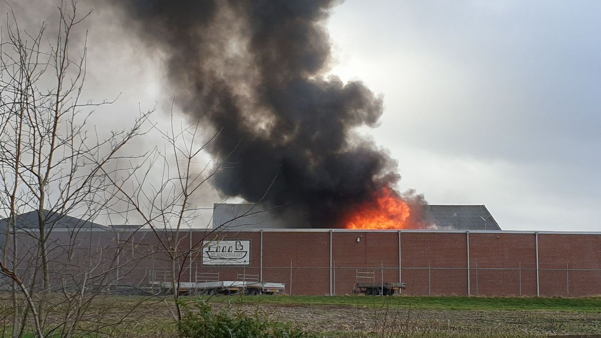 Uitslaande brand in loods in Kerkenveld