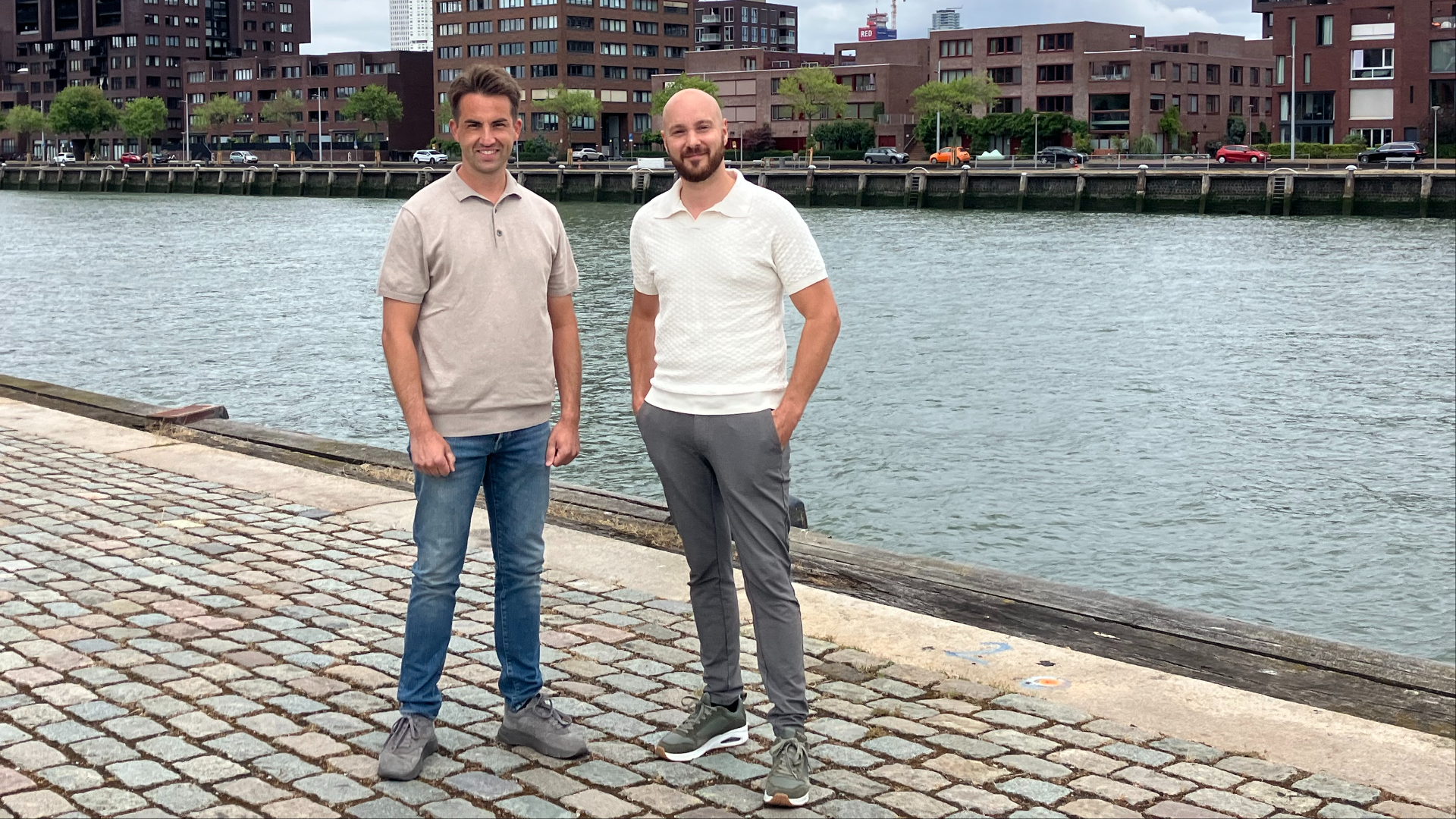 Esli en Kevin ontwikkelden samen een app uit onvrede over de stijgende prijzen in Nederland