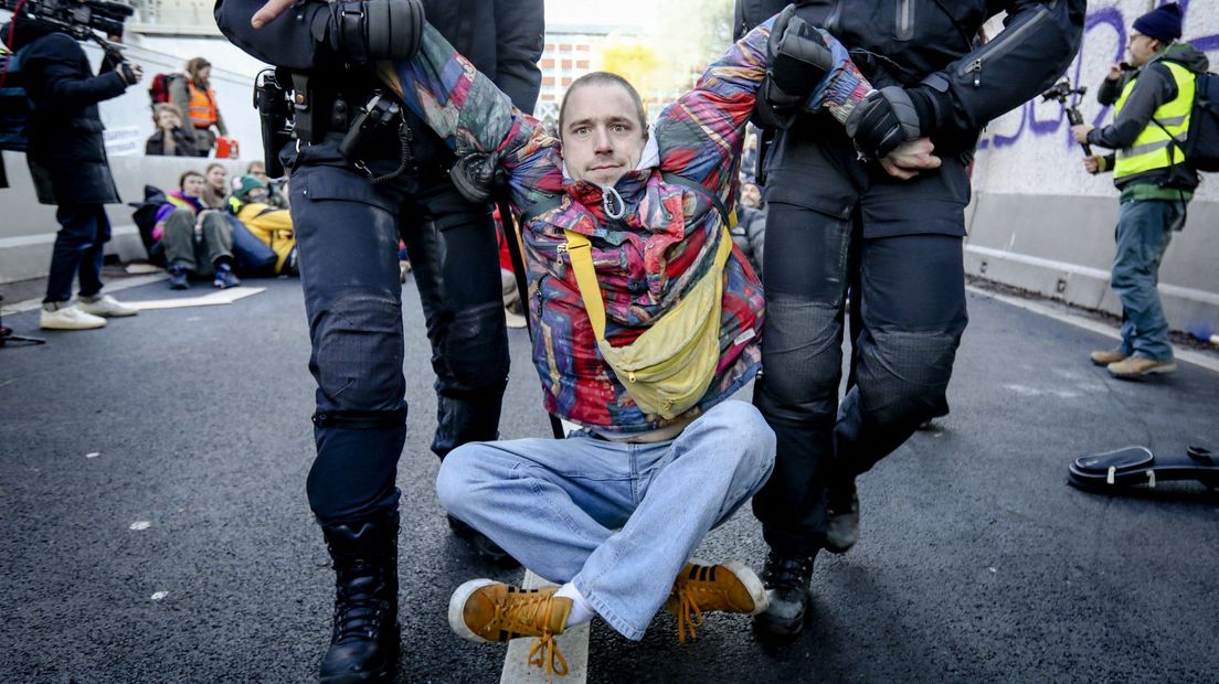 Tijdens eerdere snelwegblokkades werden demonstranten afgevoerd door de ME