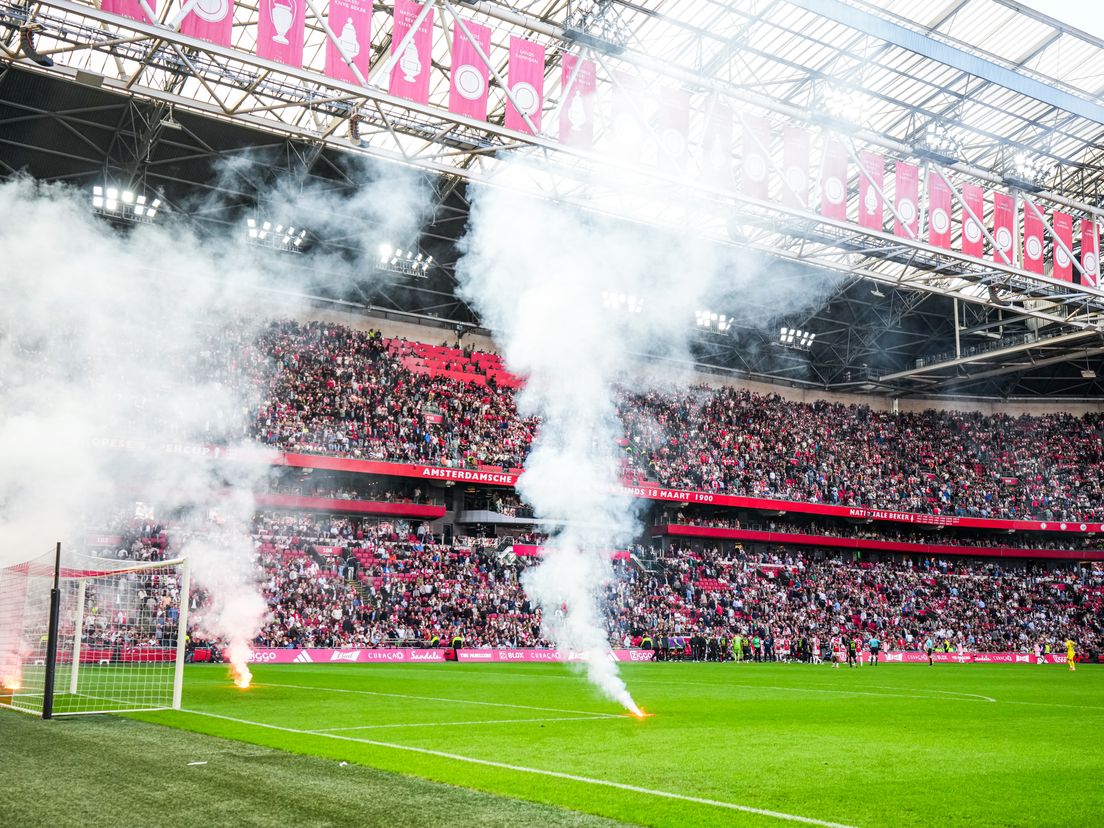 Drie fakkels kwamen op het veld terecht tijdens de tweede helft van Ajax-Feyenoord