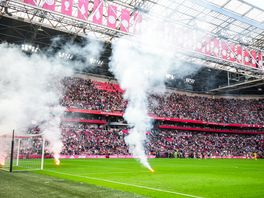 Klassieker Ajax-Feyenoord twee keer stilgelegd vanwege fakkels op het veld